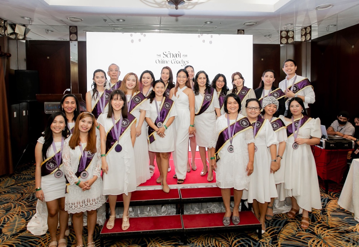 Demi with the whole graduating class of The School for Online Coaches